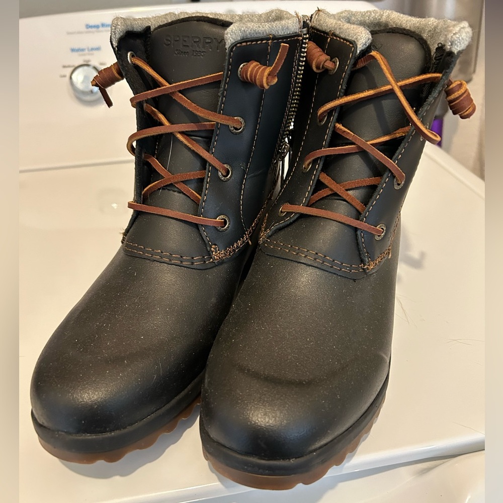 Brand New Women’s Sperry size 7 winter snow boots